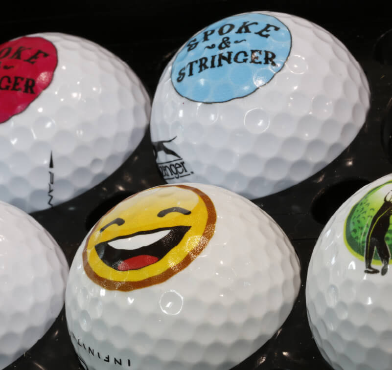 Uma seleção de bolas de golfe com impressão UV