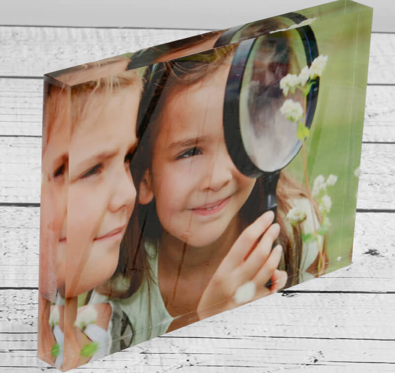 Zdjęcie dwóch dziewczynek wydrukowane na akrylowym bloku.