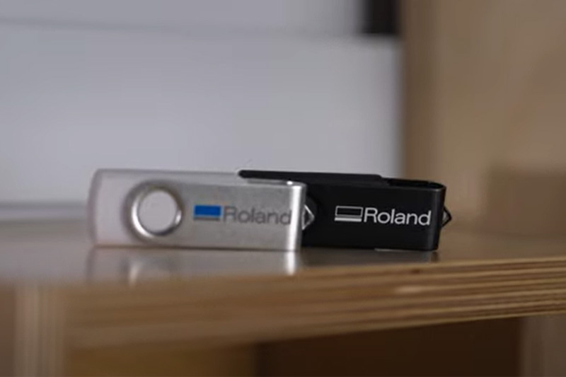 Nahaufnahme eines USB-Sticks mit dem Roland DG-Logo